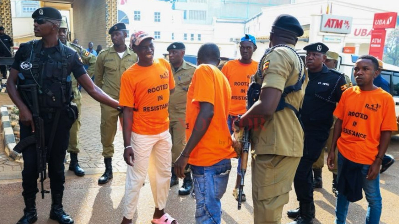 Four Arrested as Oil Investment Protesters Head to Parliament